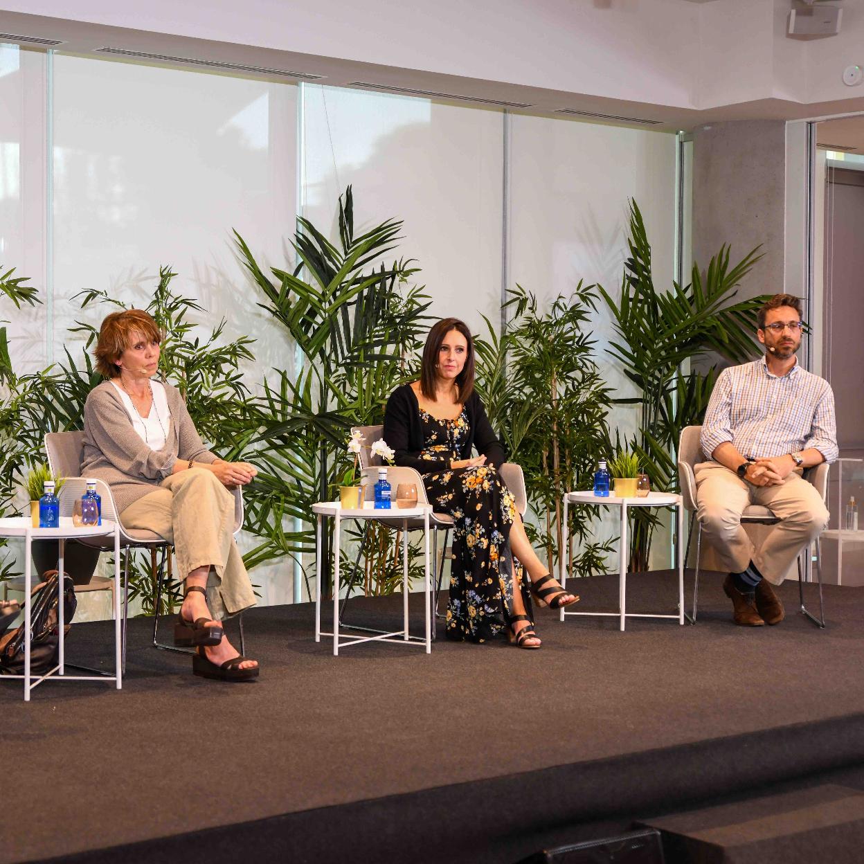 La primera mesa redonda de Mujerhoy Cancer Care 2022. de izquierda a derecha, Laura García Estévez, coordinadora de la Unidad Multidisciplinar de Mama de MD Cancer Center Madrid. A su lado, la doctora Silvia Pérez, jefa de la sección de Radiología de Mama de MD Anderson Cancer Center Madrid. Y el doctor Guillermo de Cárcer Díez, director de Cancer Biology Department del CSIC./andrea vega