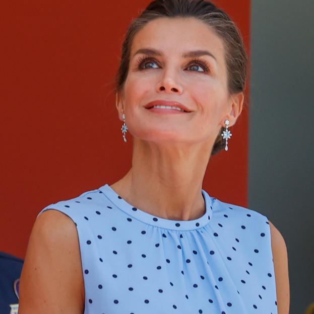 La reina Letizia estrena un espectacular vestido de lunares y consigue el look de invitada perfecto que puedes comprar en Zara