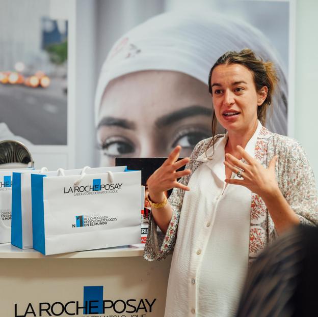 Blanche Bevillard, jefe de producto de Oncología en el departamento de Marketing de La Roche Posay, impartió un taller de cuidado de la piel para enfermas oncológicas durante el Cancer Care 2022