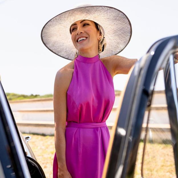 Virginia Troconis ha conseguido con este bonito vestido rosa made in Spain el look de invitada perfecto que vas a querer copiar