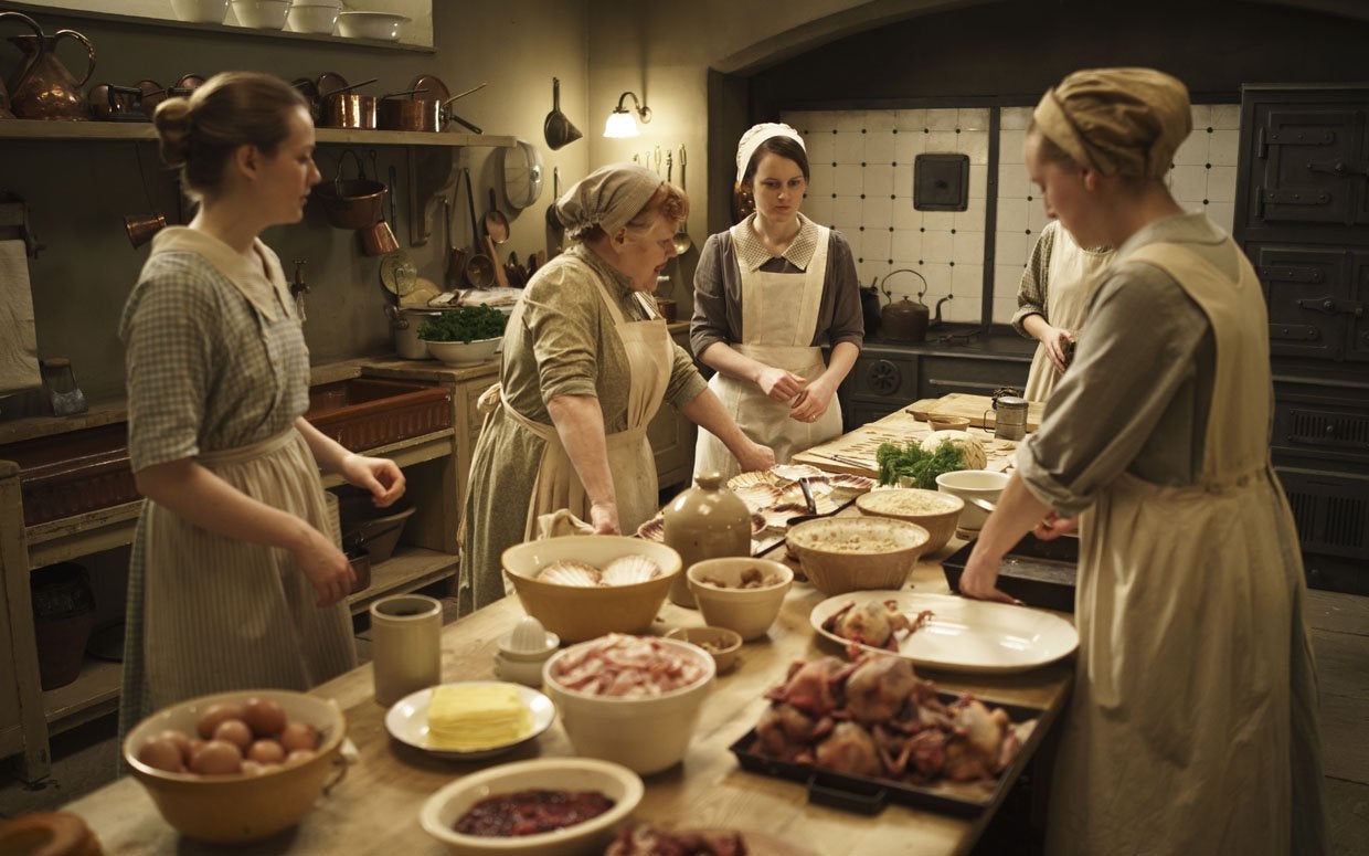 En las cocinas de Downton Abbey la señora Patmore le hacía la vida imposible a Daisy. /ITV