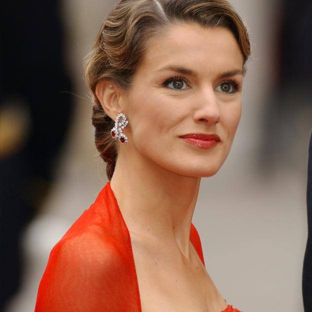 Por qué rompió Letizia Ortiz la relación con Lorenzo Caprile, el diseñador que firmó el vestido rojo más espectacular del armario real: rumores, enfrentamientos y polémicas