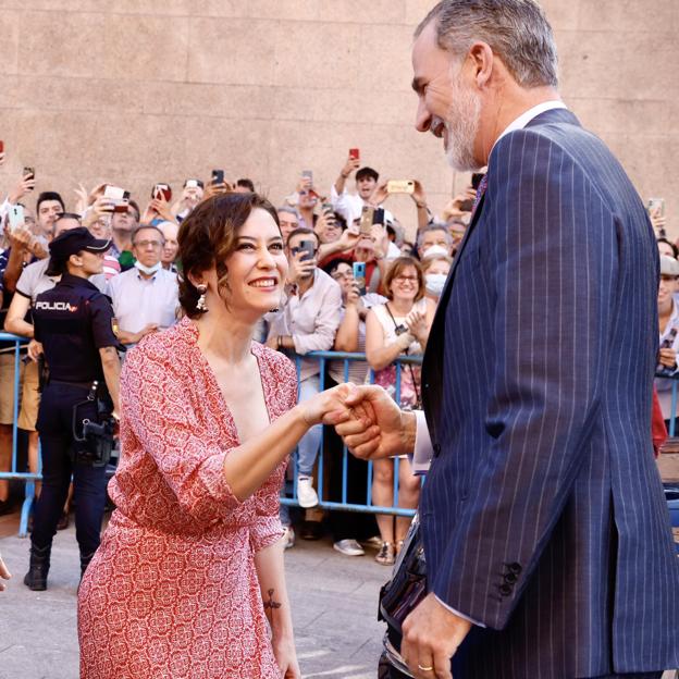 Isabel Díaz Ayuso causa furor con un vestido midi estampado que favorece y sienta de maravilla (y es un look de invitada perfecto)