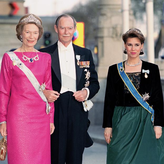 De izquierda a derecha, la suegra, la Gran Duquesa Josefina-Carlota, su esposo, el Gran Duque Juan de Luxemburgo, y su nuera, la cubana (y actual Gran Duquesa) María Teresa Mestre.
