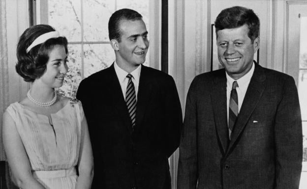 Don Juan Carlos y doña Sofía visitando a JFK.