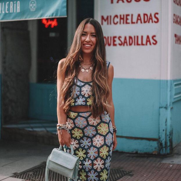 El conjunto de top y falda de crochet con flores que las influencers utilizan para verse favorecidas este verano