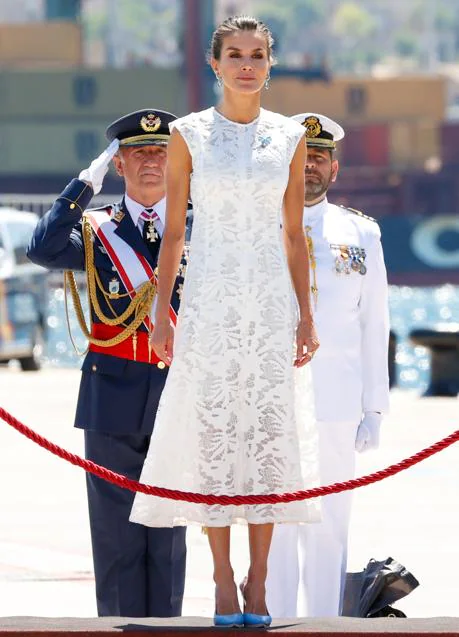 Maestro Seguro Encadenar La reina Letizia sorprende con este espectacular vestido de Sfera: blanco,  con transparencias y encaje y muy favorecedor | Mujer Hoy
