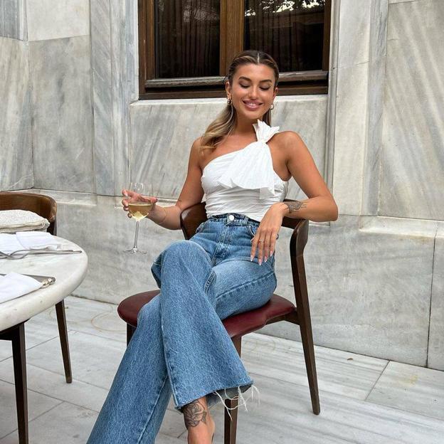 Este top con lazo de Zara está triunfando en Instagram porque es perfecto para elevar tus con vaqueros | Mujer Hoy