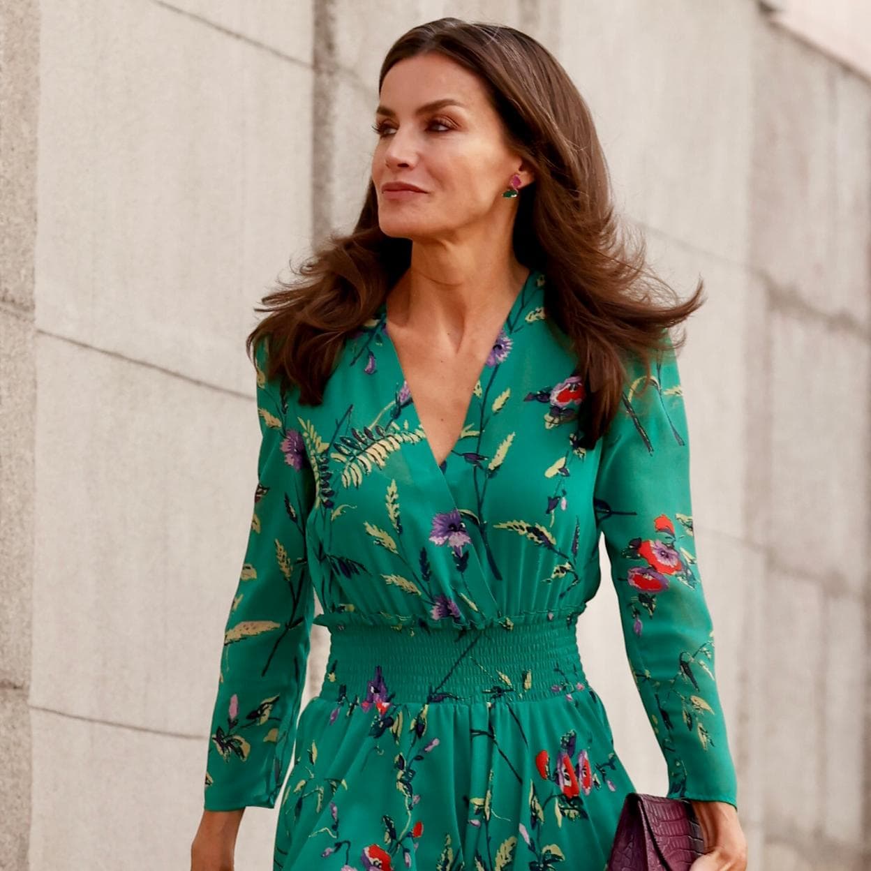 La reina Letizia recupera su vestido midi favorito: así es diseño verde de una firma francesa que se puede copiar en Zara | Mujer Hoy
