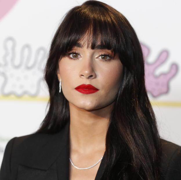 Aitana con un labial rojo.