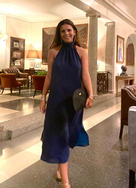 Tana Rivera con un vestido de invitada azul. / D.R.