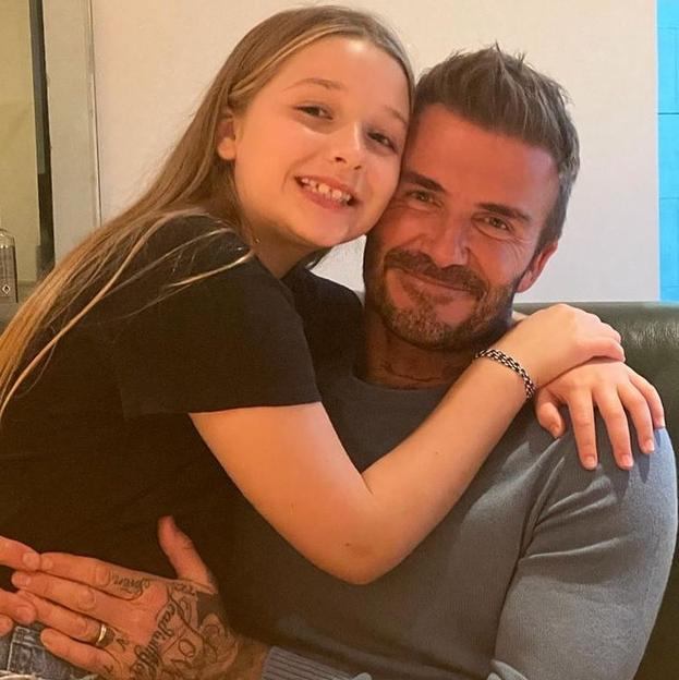 El look viral con vestido y las zapatillas más buscadas de Harper Beckham: la hija de Victoria Beckham ya es un icono de estilo