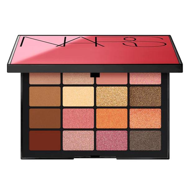 La paleta de sombras de verano incluye 16 tonos tanto en colores mate como brillantes (55 euros).