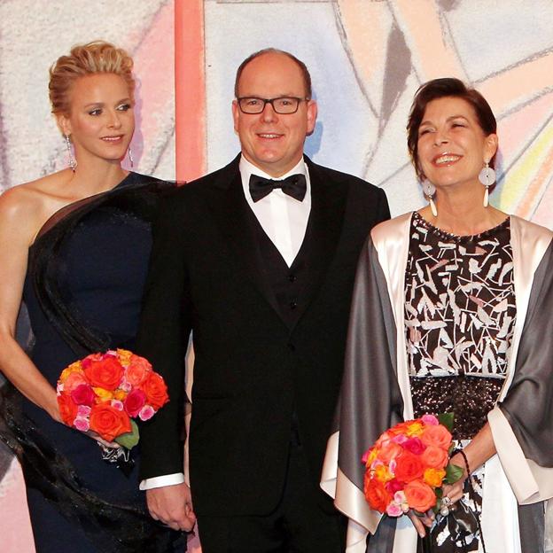 Charlène de Mónaco acompañando a su marido, Alberto de Mónaco, y su cuñada, la princesa Carolina, en el Baile de la rosa de 2014.