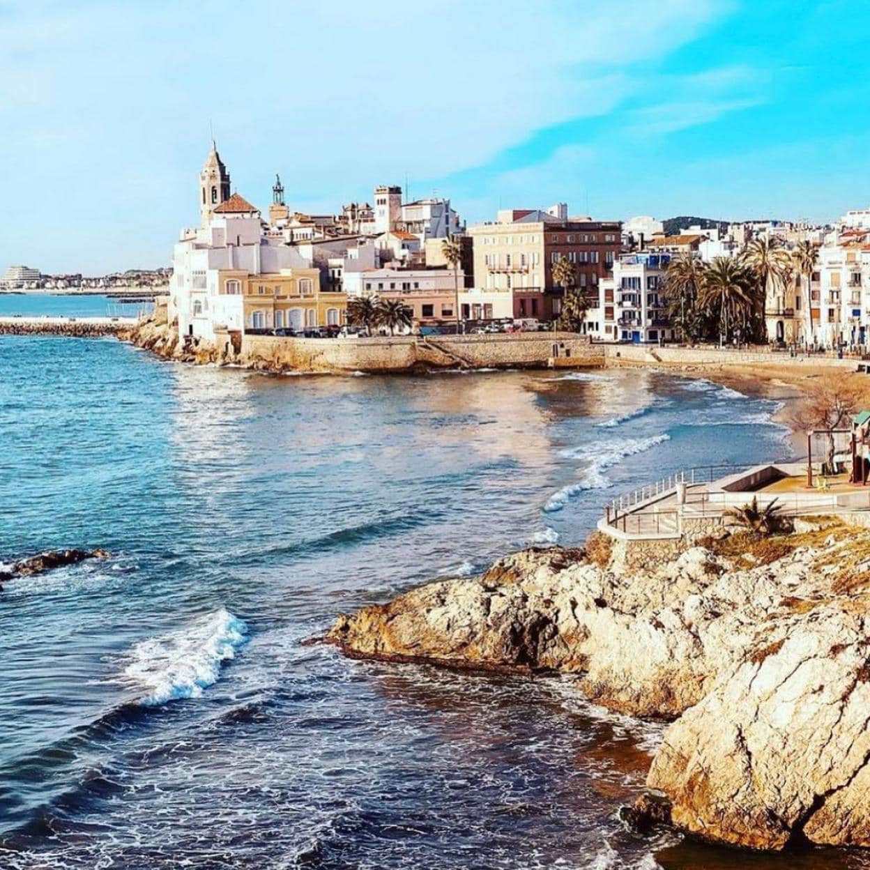 Pincha en la imagen para conocer las 10 playas más bonitas de Cataluña para el verano. /Instagram @joquechachi
