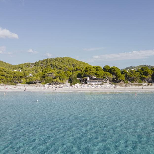 El restaurante Beso Beach Ibiza situado en primera línea de playa.
