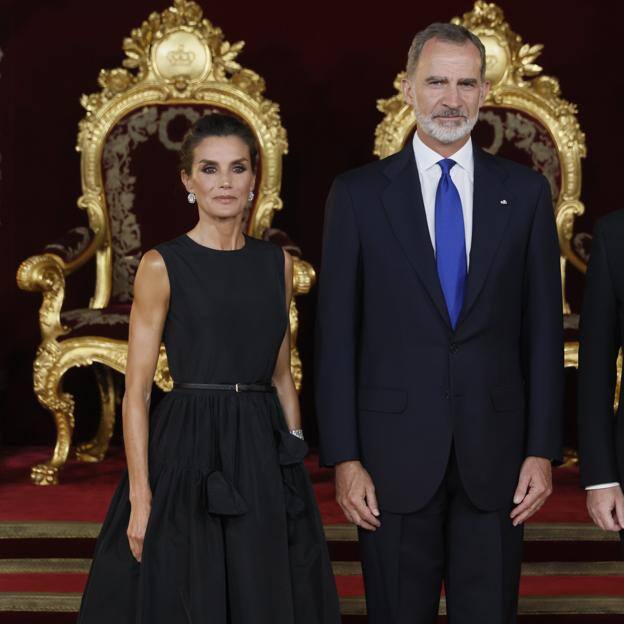 La reina Letizia con vestido negro junto al rey Felipe VI en la cena de la Cumbre de la OTAN. 