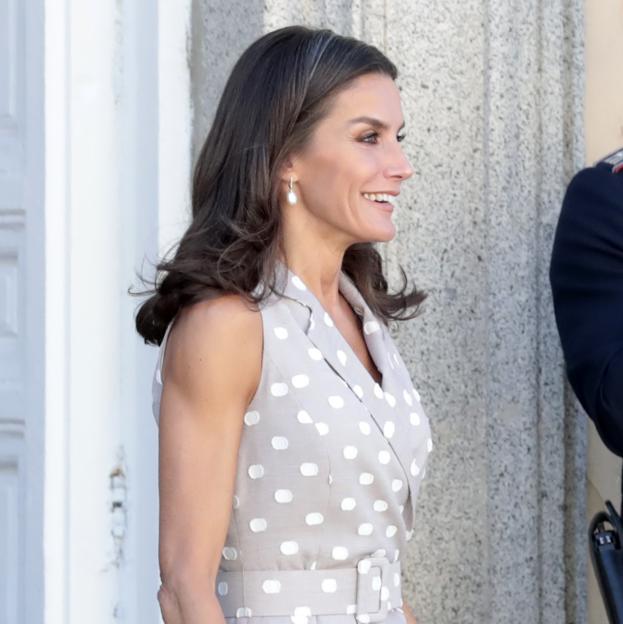 La reina Letizia estrena su mejor look de verano: un vestido de lunares y unas alpargatas de cuña muy cómodas