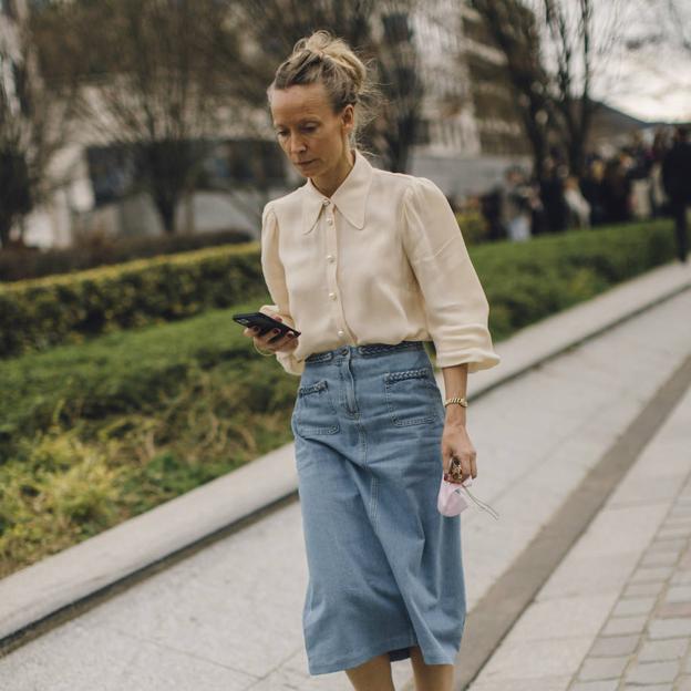 Estas faldas vaqueras de Massimo Dutti se van a convertir en la mejor compra de las rebajas porque son muy ponibles y sientan de maravilla