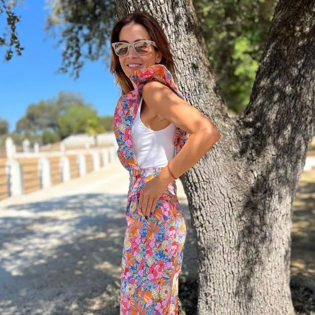 Virginia Troconis en Instagram con un peto de flores.