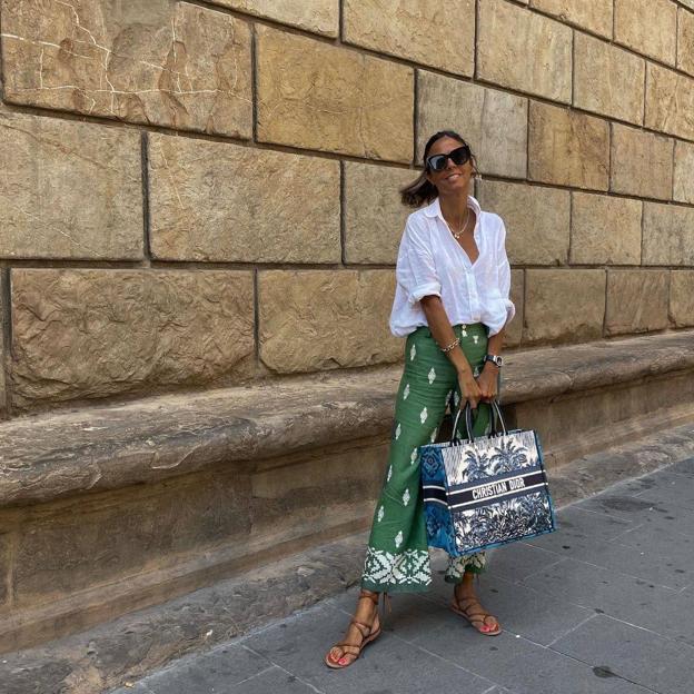 Olvídate de los vaqueros, el pantalón por excelencia del verano que mejor sienta con camisas blancas es este de lino bordado