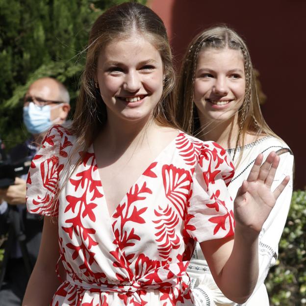 El favorecedor vestido de verano de la princesa Leonor para su primer viaje de trabajo en Girona: cruzado, estampado y con las alpargatas favoritas de la reina Letizia 