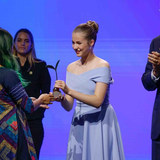 Leonor entrega los Premios Princesa de Girona en Barcelona con vestido azul claro y moño de bailarina. 