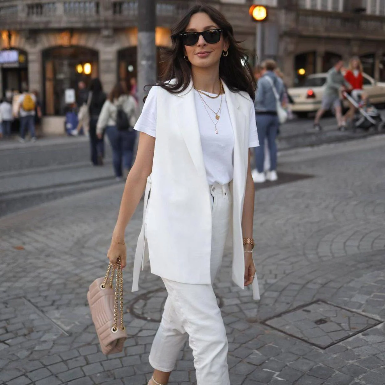 Así se lleva el traje de chaqueta blanco camel), truco estilo de las influencers para ir elegante en verano que rejuvenece | Mujer Hoy