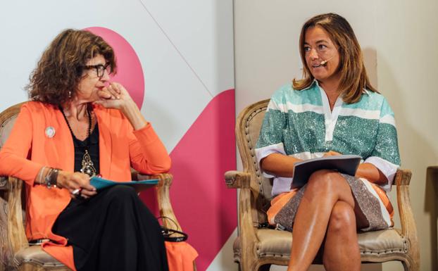 La doctora Candela Calle y Paloma Leis, directora del hospital Vithas Canarias de Tenerife, durante la charla.