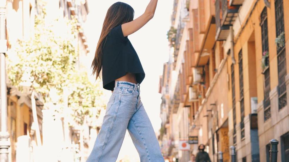 Estos vaqueros de tiro alto serán todo lo necesario para estilizar tus piernas y tu silueta