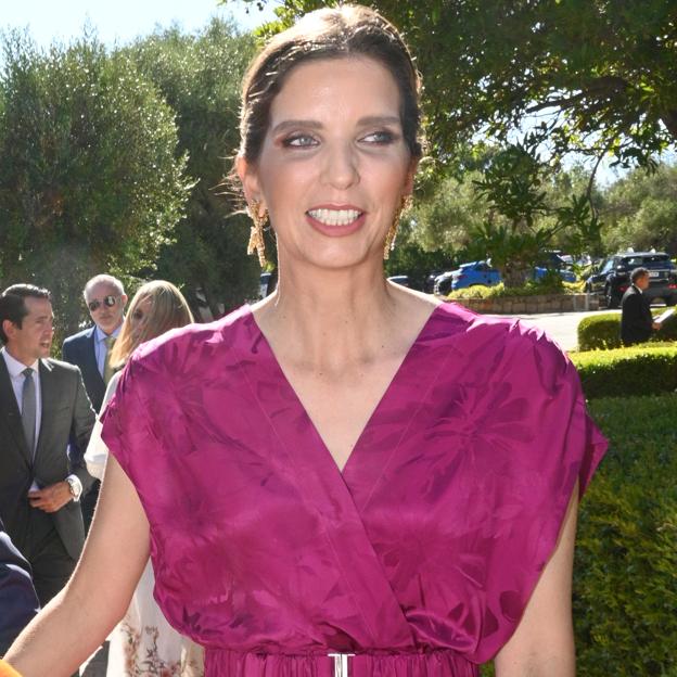 El look de invitada de Margarita Vargas con un vestido cómodo, elegante y favorecedor que puedes comprar baratísimo en Zara