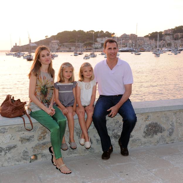 Los reyes Felipe y Letizia con sus hijas en Mallorca.