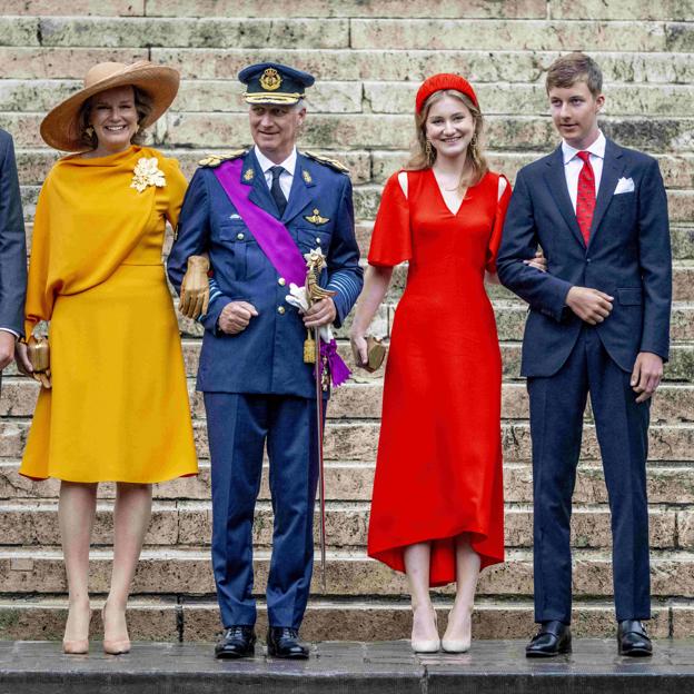 Los reyes Felipe y Matilde de Bélgica junto a dos de sus hijos, Elisabeth y Manuel.