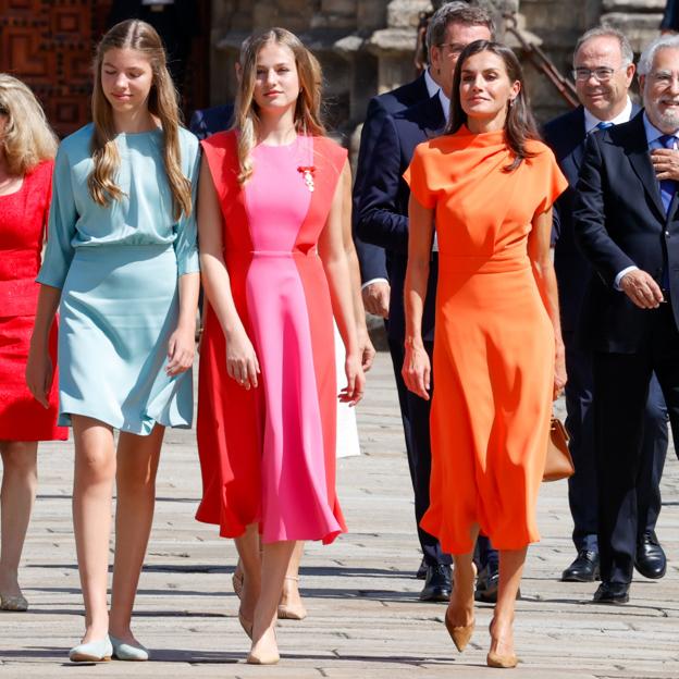 Letizia reaparece de naranja en la ofrenda al Apóstol Santiago: el vestido midi más ligero que rejuvenece después de los 50 y favorece a todas