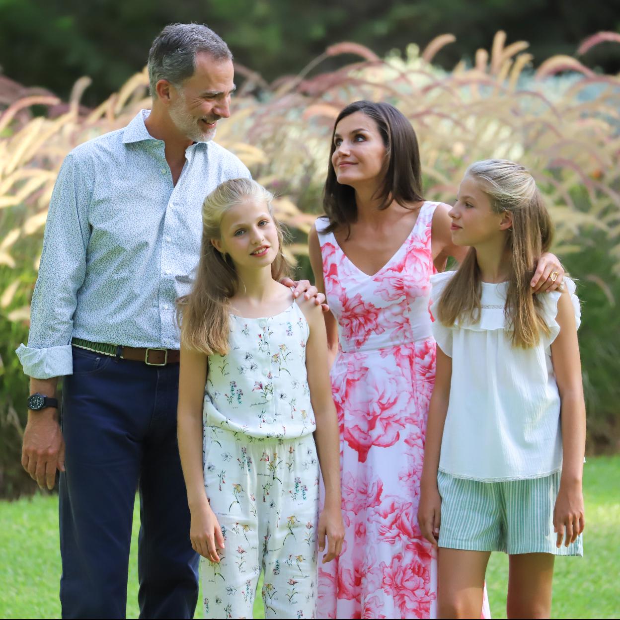 La reina Letizia con sus hijas cuando eran pequeñas: con los años ha conseguido empezar a disfrutar de sus estancias en Mallorca./Getty