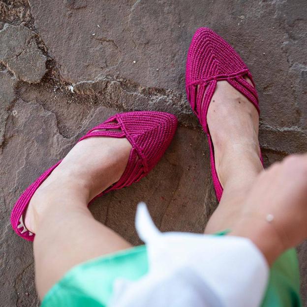 Zapatos planos de rafia, el calzado cómodo y versátil que rejuvenece los 50 | Mujer Hoy
