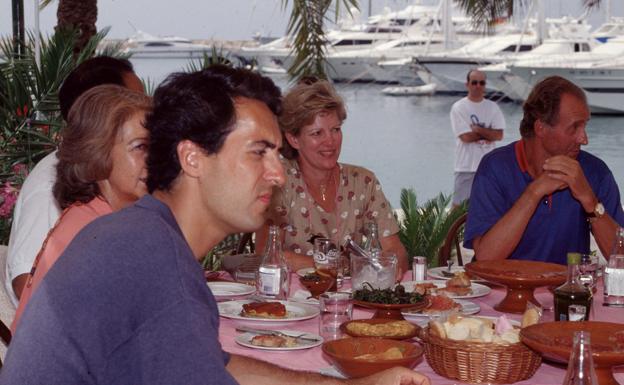 Una comida sin protocolos en el puerto, con los reyes de Grecia, Ana María y Constantino. los reyes Sofía y Juan Carlos y Jaime de Marichalar. 