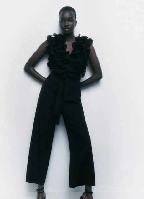 Flechazo con este espectacular mono negro low cost que se ha en superventas para looks de invitada elegantes | Mujer Hoy