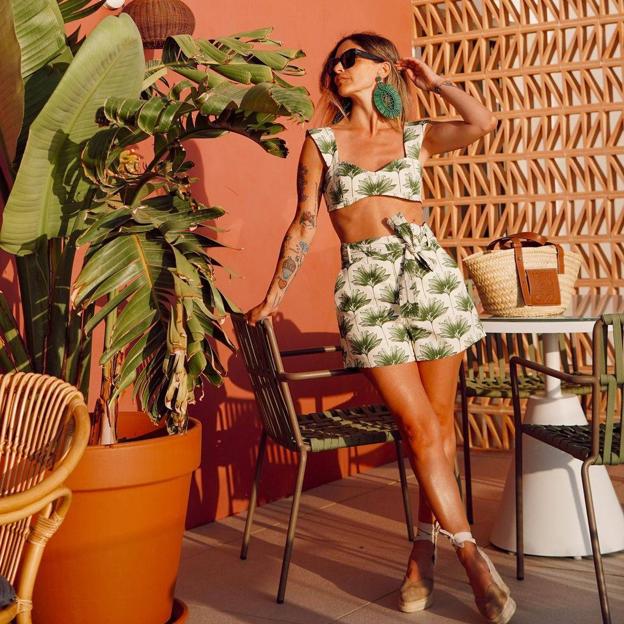 Enamórate del conjunto con estampado tropical de la nueva colección de Zara que arrasa entre las influencers por lo veraniego que es y lo mucho que estiliza