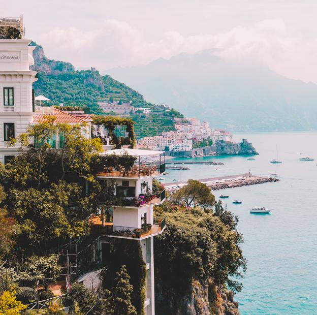 La costa Amalfitada es un destino de postal en el que disfrutar de unas vistas de ensueño.