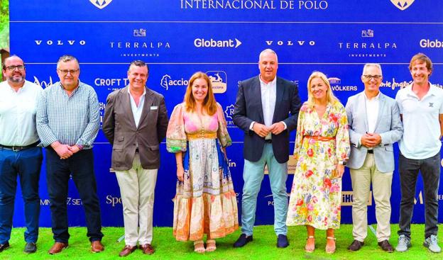 De izq. a dcha., Antonio Alés, CEO de Ayala España; Paola Zobel propietaria de Ayala Polo Club; Juan Carlos Ruiz Boix, alcalde de San Roque y presidente de la Diputación de Cádiz; Eva Pajares, subdelegada de la Junta de Andalucía en el Campo de Gibraltar; y, en el extremo derecho, el polista profesional Santiago Laborde.