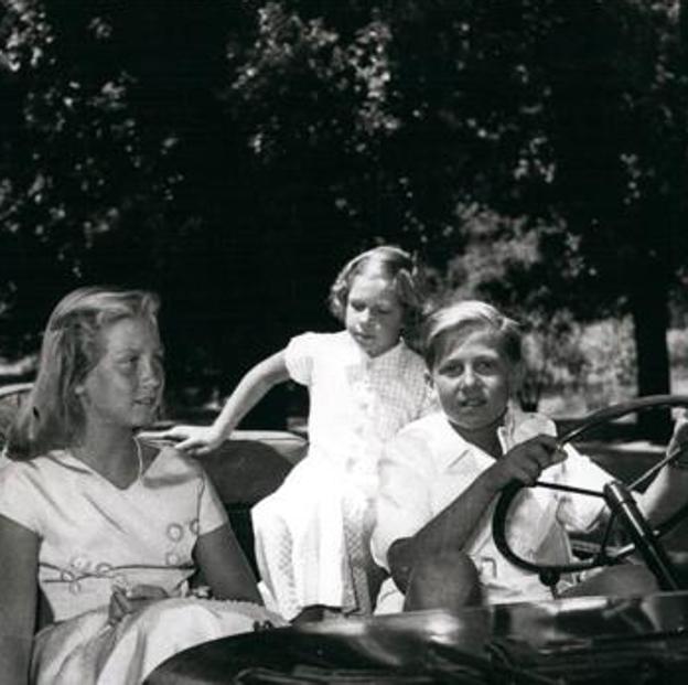 La reina Sofía, a la izquierda, con sus hermanos Constantino e Irene jugando en los alrededores del palacio de Tatoi.