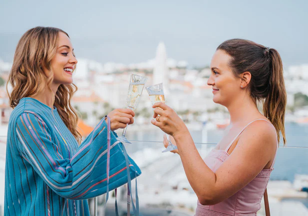 The Weekend Away. (L to R) Christina Wolfe as Kate, Leighton Meester as Beth in The Weekend Away. Cr. Ivan Šardi/Netflix ©2022/