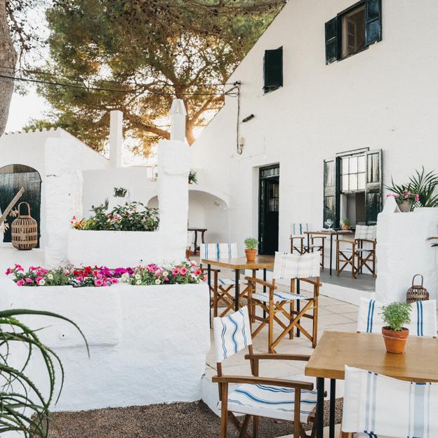 Burdell de Foc, situado en una antigua masía, es una de las últimas incorporaciones culinarias en Menorca. 