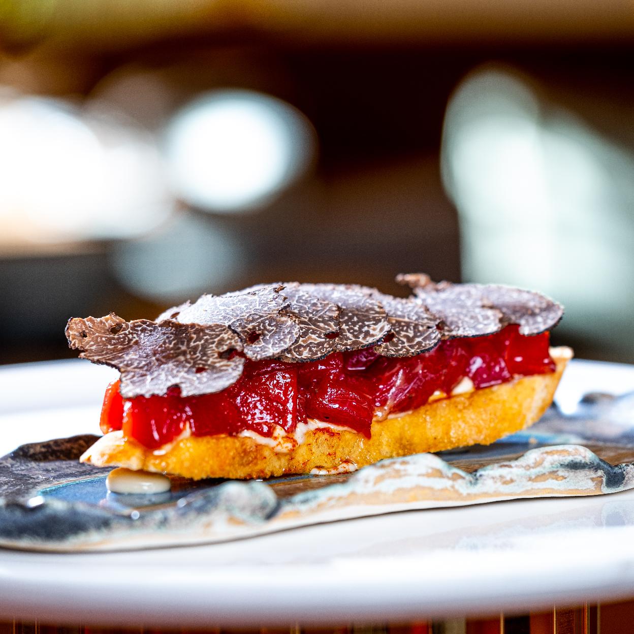 La espectacular tosta de tarantelo de atún rojo, soja, tomate y trufa negra del Bugao. /Restaurante bugao