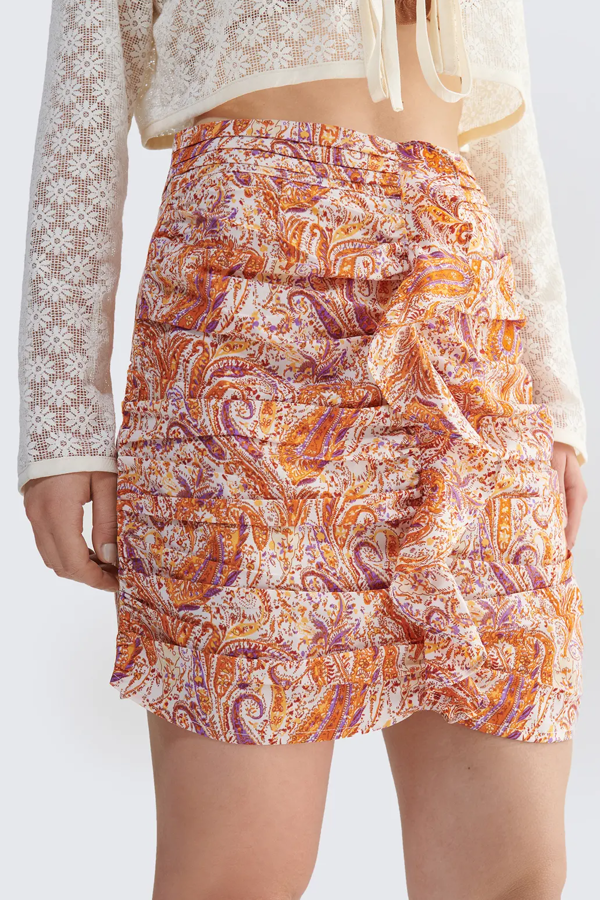 Las faldas con estampado paisley para crear looks llamativos y atemporales