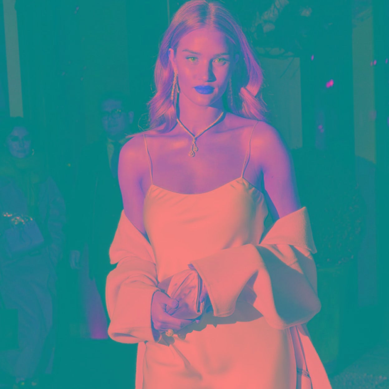 Rosie Huntington-Whitely, con un imponente vestido lencero con tirante espagueti./@rosiehwi