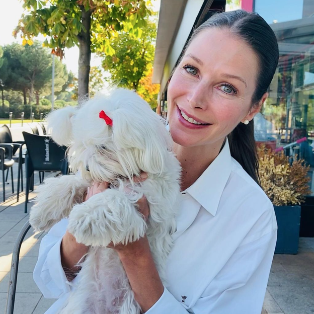 Esther Doña posa en una foto reciente con Chloe, el bichón maltés que le regaló Carlos Falcó, marqués de Griñón. 