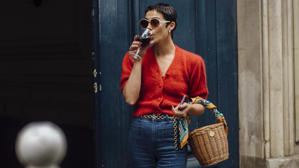 La prenda básica del otoño: el cárdigan de punto con cuello de pico que va a elevar todos tus looks