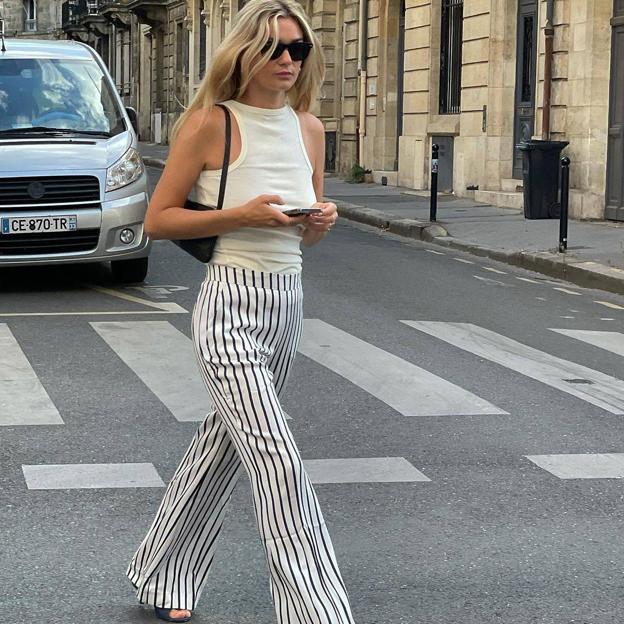 No te pierdas los pantalones de rayas elegantes favoritos del street style porque alargan las piernas